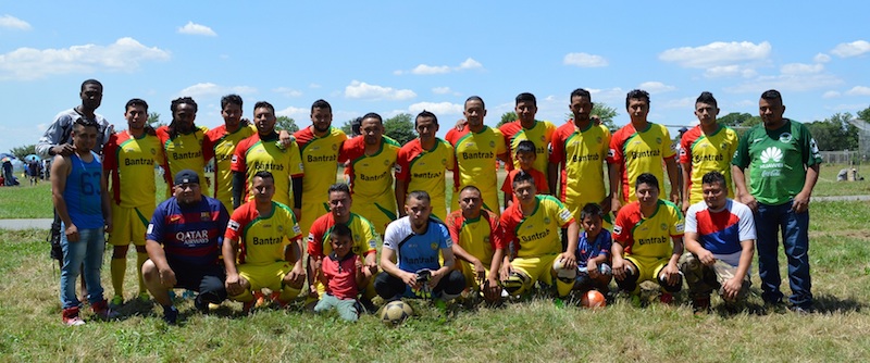 Jugadores y dirigentes del conjunto gautemalteco, Deportivo Marquense, campeón reinante en la Liga Mexicana Diaz de Fútbol Soccer, que buscará remontar el marcador para sobrevivir y llegar a la cita final. (Foto Cortesía: Armando Baltazares)