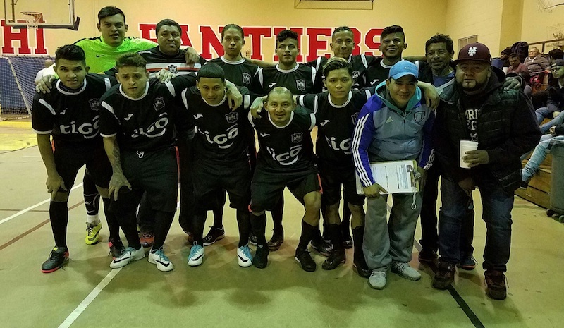 Jugadores y dirigentes, entre ellos Erick "Piojo" Guzman y Milton Valdes, del Club Deportivo Aguila que tras el pol&eacute;mico empate del pasado viernes en la Brooklyn Champions League, optaron por retirarse del campeonato (Foto cortes&iacute;a)
