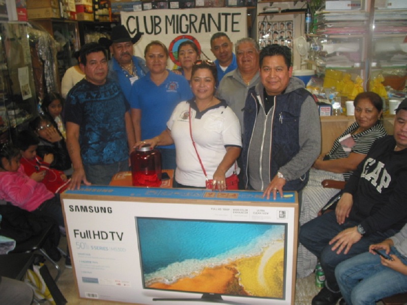 Agustin Diaz "Mr. Diaz", presidente fundador de la Liga Mexicana Diaz de Fútbol Soccer, acompannado por los dirigentes del Club Migrante La Flor Nueva. Entre ellos su presidente la Sra. Araceli Hidalgo. (Foto: Buki Chapin)