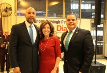 El presidente del condado de El Bronx Ruben Diaz Jr., la Vicegobernadora del Estado de New York Kathy Hochul, y el asambleísta del estado de Nueva York Marcos A. Crespo.