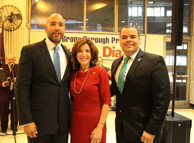 El presidente del condado de El Bronx Ruben Diaz Jr., la Vicegobernadora del Estado de New York Kathy Hochul, y el asambleísta del estado de Nueva York Marcos A. Crespo.