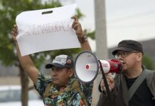 Defensores de los derechos de los inmigrantes protestan hoy, martes 28 de noviembre de 2017, frente al Centro de Detención de Otay Mesa en San Diego, California, EE. UU.