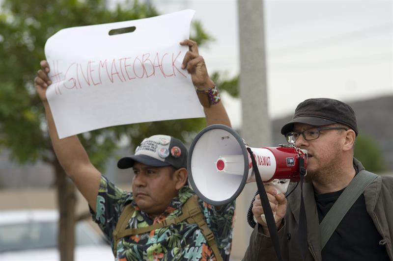 Defensores de los derechos de los inmigrantes protestan hoy, martes 28 de noviembre de 2017, frente al Centro de Detención de Otay Mesa en San Diego, California, EE. UU.