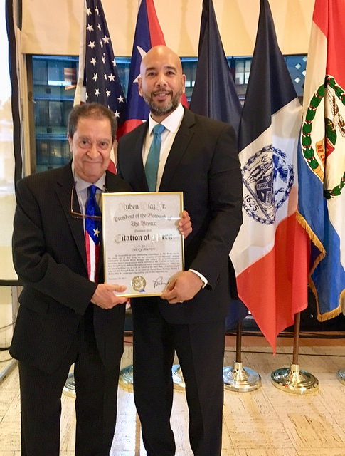 El presidente del condado de El Bronx, Rubén Díaz Jr., entregando pergamino de honor a David Franco, FDNY, Jefe inspector.