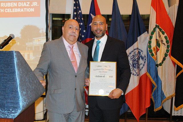 El presidente del condado de El Bronx, Rubén Díaz Jr., entregando pergamino de honor a Nicky Marrero, maestro percusionista, FANIA All-Stars.