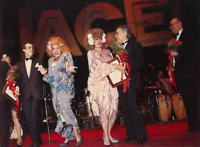 Con mucho ritmo Rosa Carmina, Nin&oacute;n Sevillay Amalia Aguilar reciben en el escenario del Ma rriott Marquis, sus premios de manos de Manolo Garc&iacute;a Oliva. Carlos Navedo y Fernando Campos