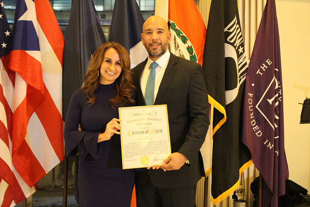 El presidente del condado de El Bronx Ruben Diaz Jr., entregando pergamino de honor a Audrey Puente, meteoróloga del canal 5 - Fox 5.