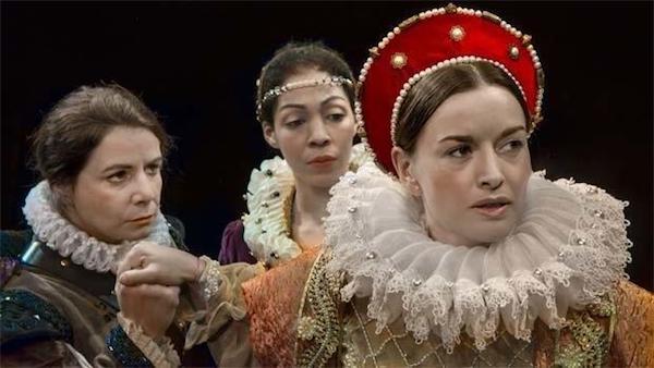 Zulema Clares, Maria Cotto y Soraya Padrao en una escena de Valor, agravio y mujer