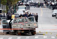 Varios miembros de la policía criminal investigan el lugar en el que un vehículo atropelló y mató ayer a 8 personas e hirió a 11 en Nueva York