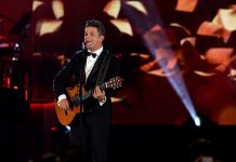 El cantante español Alejandro Sanz actúa durante la gala Persona del Año 2017 de la Academia Latina de Artes y Ciencias de la Grabación celebrada en su honor en el Centro de Convenciones Mandalay Bay en Las Vegas