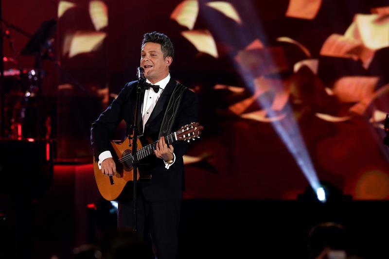  El cantante espa&ntilde;ol Alejandro Sanz act&uacute;a durante la gala Persona del A&ntilde;o 2017 de la Academia Latina de Artes y Ciencias de la Grabaci&oacute;n celebrada en su honor en el Centro de Convenciones Mandalay Bay en Las Vegas 