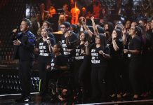 Un grupo de Dreamers acompaña la presentación del cantante Alejandro Sanz (i) luego de recibir el reconocimiento a "Persona del Año" durante los XVIII Premios Grammy Latinos