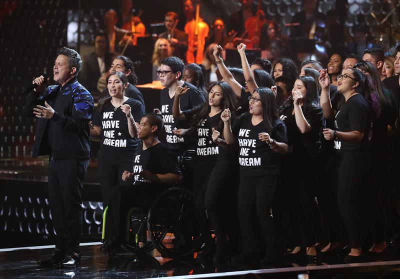 Un grupo de Dreamers acompa&ntilde;a la presentaci&oacute;n del cantante Alejandro Sanz (i) luego de recibir el reconocimiento a "Persona del A&ntilde;o" durante los XVIII Premios Grammy Latinos 
