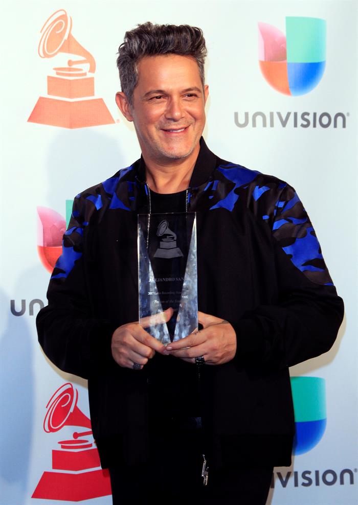 El homenajeado cantautor espa&ntilde;ol Alejandro Sanz posa con su premio a "La Persona del A&ntilde;o" en la sala de prensa de los XVIII Premios Grammy Latinos 