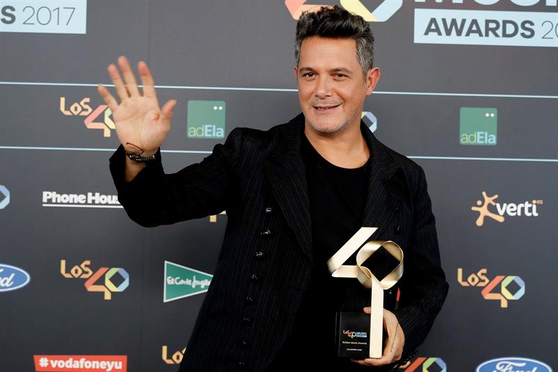 El cantante Alejandro Sanz posa con su Golden Award 2017 tras la gala de entrega de los Premios de M&uacute;sica Los40 celebrada en el Palacio de los Deportes de la Comunidad de Madrid.