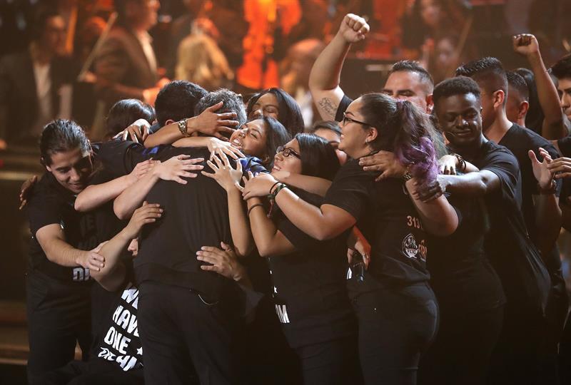 Un grupo de Dreamers acompa&ntilde;a la presentaci&oacute;n del cantante Alejandro Sanz luego de recibir el reconocimiento a "Persona del A&ntilde;o" durante los XVIII Premios Grammy Latinos 