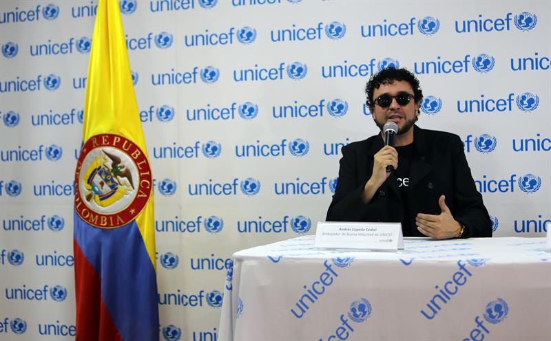 El cantante colombiano Andr&eacute;s Cepeda habla con los medios de comunicaci&oacute;n durante su nombramiento como Embajador de Buena Voluntad de UNICEF Colombia.