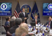 Andrew Cuomo durante una reunión en la que se trató la situación actual de Puerto Rico tras cuarenta días del paso del huracán María por la isla, en Nueva York.