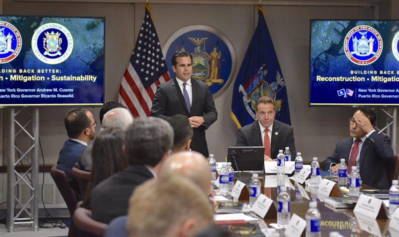 Andrew Cuomo durante una reuni&oacute;n en la que se trat&oacute; la situaci&oacute;n actual de Puerto Rico tras cuarenta d&iacute;as del paso del hurac&aacute;n Mar&iacute;a por la isla, en Nueva York. 