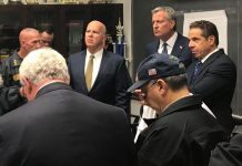 Comisionado del NYPD, James P. O'Neill (i); al alcalde de la ciudad de Nueva York, Bill de Blasio (c), y al gobernador de Nueva York, Andrew Cuomo.