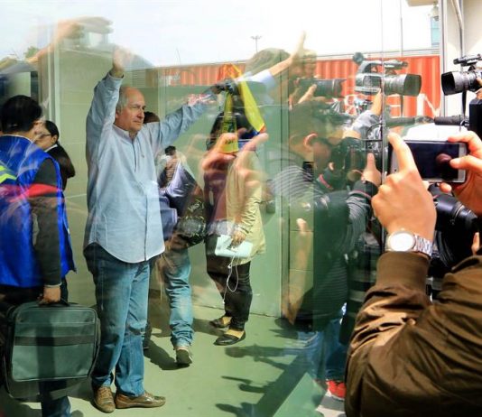 Ledezma escapa del arresto domiciliario y sale de Venezuela El alcalde opositor venezolano Antonio Ledezma saluda a los periodistas hoy, viernes 17 de noviembre de 2017, en el aeropuerto El Dorado en Bogotá (Colombia).