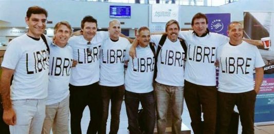 Fotografía sin fecha cedida hoy, 01 noviembre de 2017, de: Hernán Diego Mendoza (izquierda), Alejandro Damián Pagnucco (segundo desde la izquierda), Ariel Erlij (tercero desde la izquierda), Diego Enrique Angelini (segundo desde la derecha) y Hernán Ferruchi (tercero desde la derecha) de cinco de las víctimas durante el atentado en Nueva York.