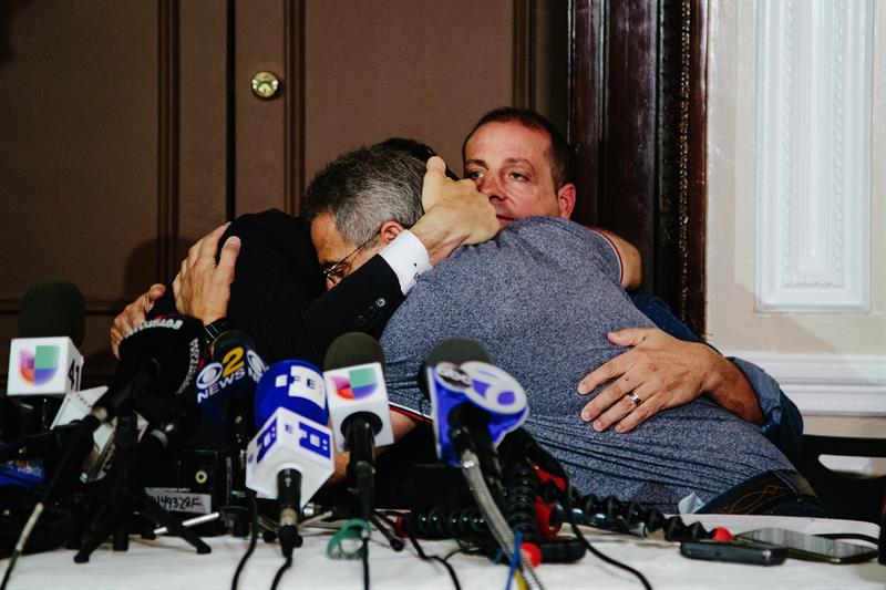 Sobrevivientes del ataque terrorista en camiones de Nueva York Ivan Brajkovic, Ariel Benvenuto, Juan Pablo Trevisan y Guillermo Banchini se dirigen a la prensa en el Consulado de Argentina en Nueva York, Nueva York, EE. UU., El 3 de noviembre de 2017.