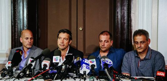 Sobrevivientes del ataque terrorista en camiones de Nueva York Ivan Brajkovic, Ariel Benvenuto, Juan Pablo Trevisan y Guillermo Banchini se dirigen a la prensa en el Consulado de Argentina en Nueva York, Nueva York, EE. UU., El 3 de noviembre de 2017.
