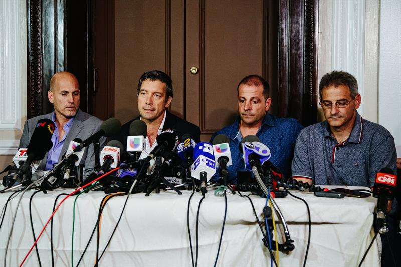 Sobrevivientes del ataque terrorista en camiones de Nueva York Ivan Brajkovic, Ariel Benvenuto, Juan Pablo Trevisan y Guillermo Banchini se dirigen a la prensa en el Consulado de Argentina en Nueva York, Nueva York, EE. UU., El 3 de noviembre de 2017.