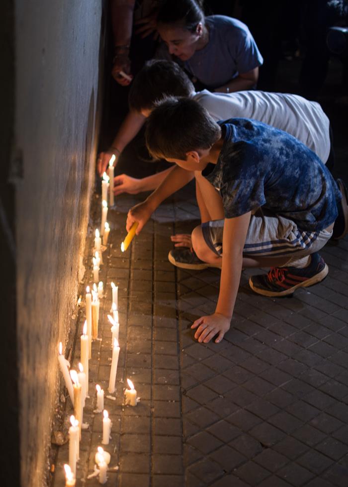 Familiares y amigos de los cinco argentinos fallecidos ayer en el atentado terrorista de Nueva York participan durante un homenaje en Rosario, Santa Fe (Argentina). 