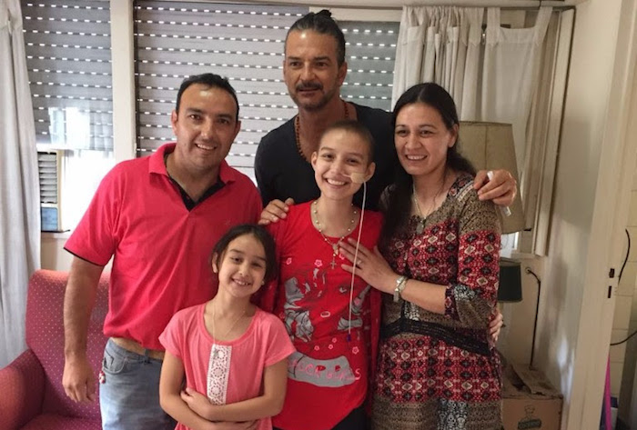 El cantautor guatemalteco Ricardo Arjona junto con Ver&oacute;nica y su familia.