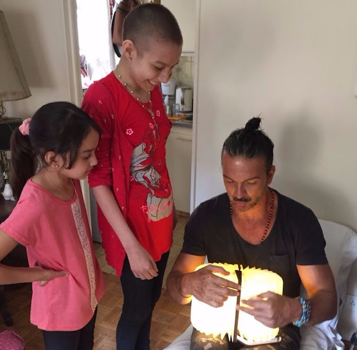 El cantautor guatemalteco Ricardo Arjona junto con Ver&oacute;nica y su familia.