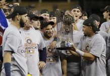 Los jugadores de los Astros de Houston celebran su triunfo sosteniendo el trofeo al termino del séptimo y definitivo juego de la Serie Mundial.