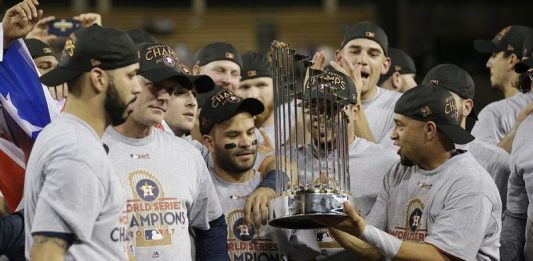 Los jugadores de los Astros de Houston celebran su triunfo sosteniendo el trofeo al termino del séptimo y definitivo juego de la Serie Mundial.
