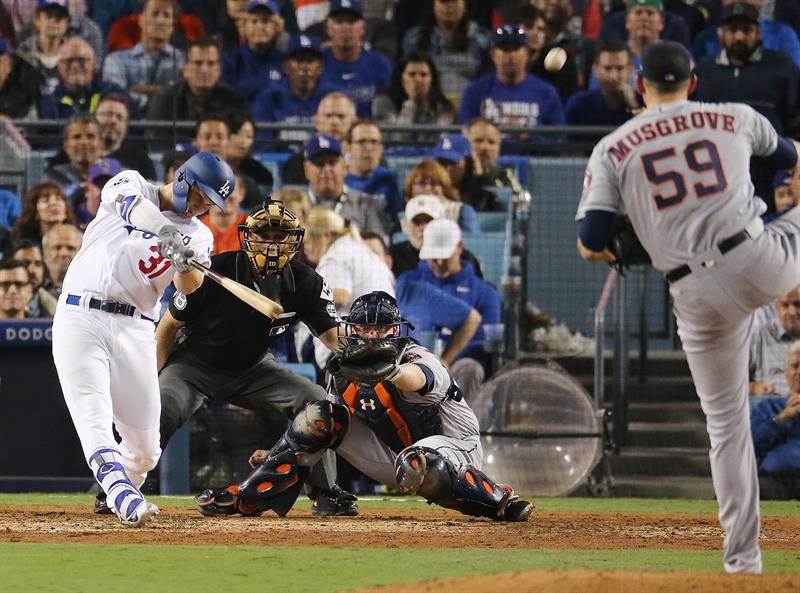 El jugador Joc Pederson de los Dodgers de Los Angeles batea un home run hoy, martes 31 de octubre de 2017, durante el sexto partido de La Liga Mayor de B&eacute;isbol (MLB) Series Mundiales , entre los Astros de Houston y los Dodgers de Los &Aacute;ngeles, en el Estadio Dodgers, en Los &Aacute;ngeles 