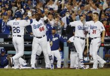El corredor de los Dodgers de Los Angeles, Chase Utley (i), celebra con sus compañeros de equipo después de anotar junto al bateador de los Dodgers de los Ángeles, Corey Seager, contra los Astros de Houston en la parte baja de la sexta entrada del juego de la Serie Mundial de Grandes Ligas (MLB) disputado entre los Dodgers de Los Angeles y los Astros de Houston