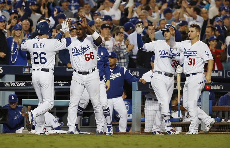 El corredor de los Dodgers de Los Angeles, Chase Utley (i), celebra con sus compa&ntilde;eros de equipo despu&eacute;s de anotar junto al bateador de los Dodgers de los &Aacute;ngeles, Corey Seager, contra los Astros de Houston en la parte baja de la sexta entrada del juego de la Serie Mundial de Grandes Ligas (MLB) disputado entre los Dodgers de Los Angeles y los Astros de Houston