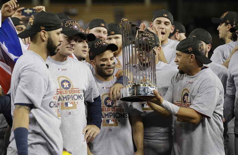 Los jugadores de los Astros de Houston celebran su triunfo sosteniendo el trofeo al termino del séptimo y definitivo juego de la Serie Mundial.