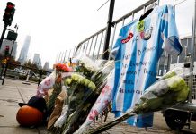 Flores y una camiseta de la selección argentina de fútbol han sido colocadas junto al lugar donde este martes se perpetró un atentado terrorista en Nueva York,