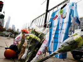 Flores y una camiseta de la selección argentina de fútbol han sido colocadas junto al lugar donde este martes se perpetró un atentado terrorista en Nueva York,