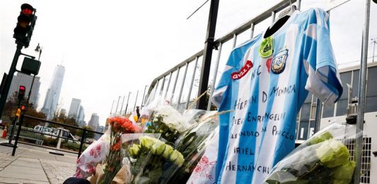 Flores y una camiseta de la selección argentina de fútbol han sido colocadas junto al lugar donde este martes se perpetró un atentado terrorista en Nueva York,
