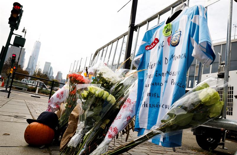 Flores y una camiseta de la selecci&oacute;n argentina de f&uacute;tbol han sido colocadas junto al lugar donde este martes se perpetr&oacute; un atentado terrorista en Nueva York,