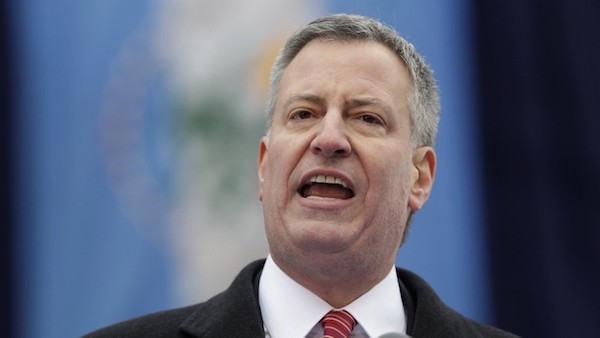 BILL DE BLASIO camino a Iowa buscando dinerito, que posiblemente que le sirva en cuatro años mas, ¿buscando la presidencia?