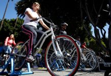 Personas montando bicicletas estáticas como parte de las actividades del Sexto Festival Rodante, en el zócalo de Puebla.