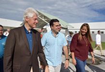 Bill Clinton visita Puerto Rico para ver devastación por huracán María Fotografía cedida por la Gobernación de Puerto Rico donde aparece el expresidente de EE.UU. Bill Clinton (i), mientras camina junto al gobernador de Puerto Rico, Ricardo Rosselló (d), y la alcaldesa del municipio de Canóvanas, Lornna Soto (d)