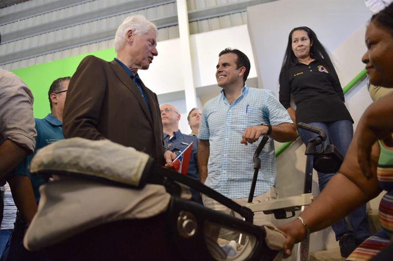 Fotograf&iacute;a cedida por la Gobernaci&oacute;n de Puerto Rico donde aparece el expresidente de EE.UU. Bill Clinton (i) mientras habla con el gobernador de Puerto Rico, Ricardo Rossell&oacute; (d), 
