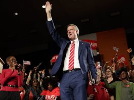El alcalde de la ciudad de Nueva York, Bill de Blasio (c), llega para hablar con los partidarios de su reelección, acompañado por su esposa, Chirlane McCray (i), durante un evento nocturno en el Brooklyn Museum, en Brooklyn, Nueva York.