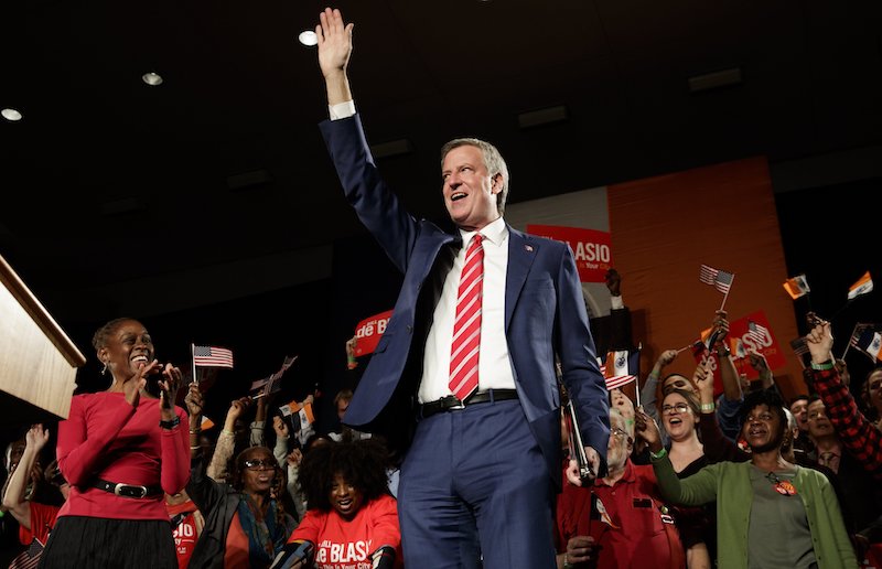 El alcalde de la ciudad de Nueva York, Bill de Blasio (c), llega para hablar con los partidarios de su reelección, acompañado por su esposa, Chirlane McCray (i), durante un evento nocturno en el Brooklyn Museum, en Brooklyn, Nueva York.