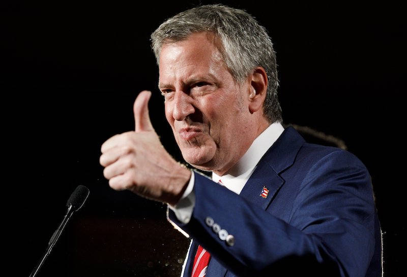 BILL DE BLASIO Ganó ampliamente la relección a la alcaldía de la ciudad de Nueva York por 66.4 por ciento a 27.8 por ciento a Nicole Malliotakis, ratificando su segundo término como alcalde centésimo noveno (109) de la Gran Manzana.