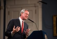 Fotografía cedida del alcalde de Nueva York Bill de Blasio quien habla durante la primera conferencia de prensa tras su reelección